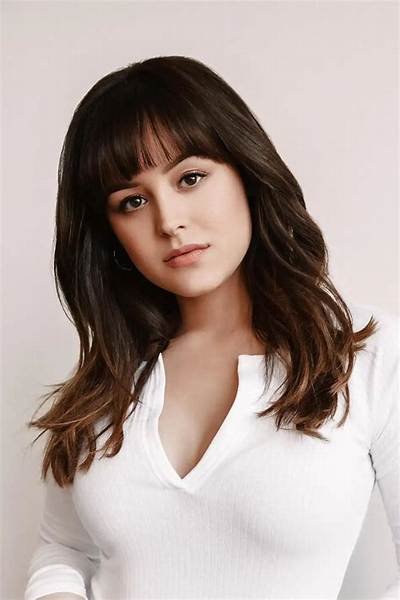 Hayley Orrantia Measurements, Net Worth, Wiki, Height, Boyfriend