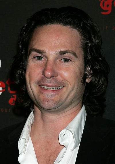 Henry Thomas’s Net Worth, Age, Height, Weight, Girlfriend, Dating, Bio-Wiki