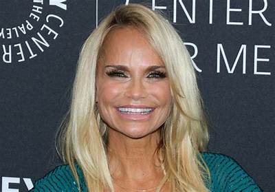 How Much Does Kristin Chenoweth Weigh? Kristin Chenoweth Height, Weight and Body Measurements in 2019