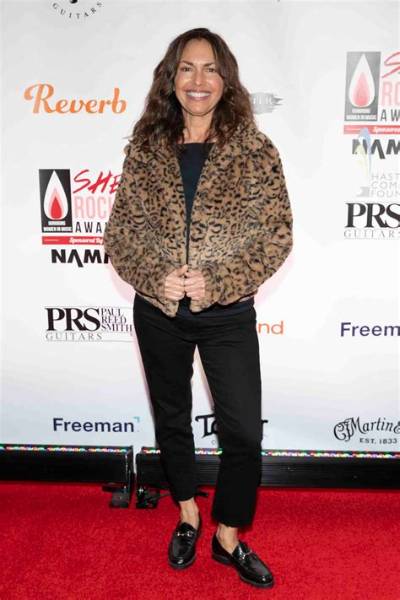 How Much Money Does Susanna Hoffs Make? Latest Susanna Hoffs Net Worth Income Salary