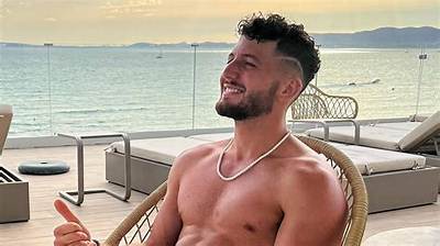 How Old Is Momo Chahine? Wikipedia Age, Height Girlfriend and Net Worth