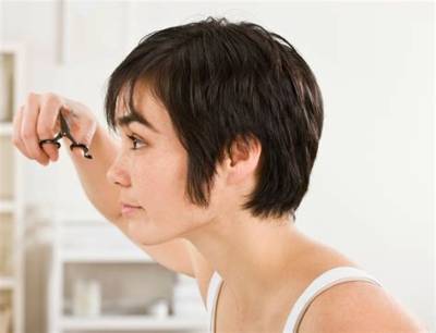 How to Cut Sideburns on a Woman