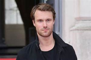 Hugh Skinner Bio, Age, Height, Net Worth, Dating, Gay, Movies