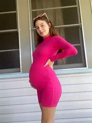 Is Amouranth Pregnant with First Baby? Without Makeup Photos on Twitter
