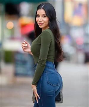 Is Evelyn Gonzalez Married? Her Bio, Age, Husband, Height and Net Worth