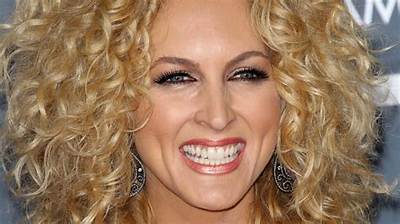 Is Kimberly Schlapman Hair Naturally Curly? What Does Kimberly from Little Big Town Use on Her Hair?