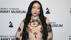Is Noah Cyrus Transgender? Gender and Sexuality Debunked