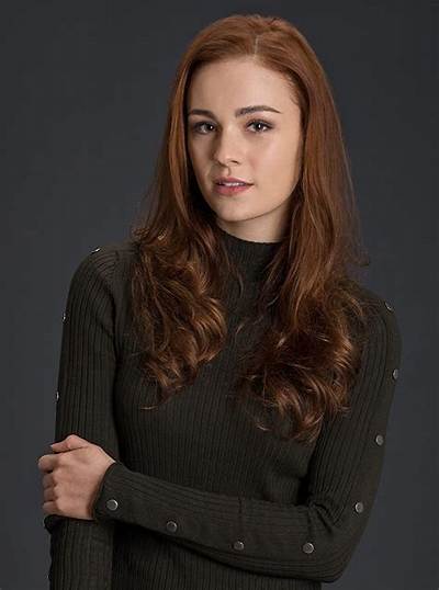 Is Sophie Skelton Related to Red Skelton? Her Boyfriend- Who Is Novio?