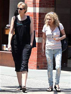 Jane Lynch: Dating, Net Worth, Tattoos, Smoking & Body Measurements