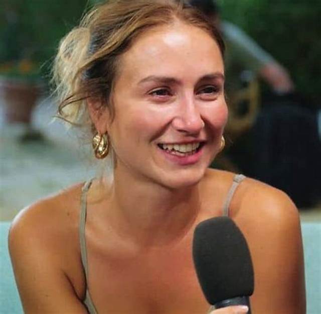 Jeanne Bonnaire-Hurt Age & Photos: How Old Is William Hurt Daughter?