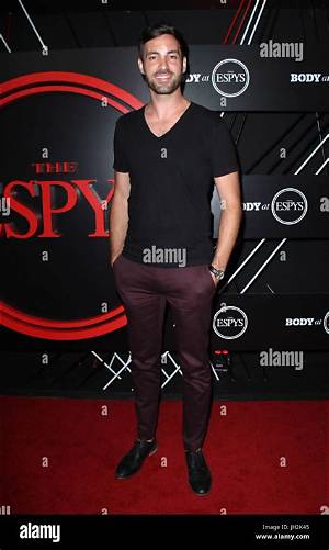 Jeff Dye: Single, Net Worth, Tattoos, Smoking & Body Facts
