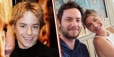 Jeremy Sumpter’s Wife Elizabeth Sumpter Is Corporate Flight Attendant at Confidential