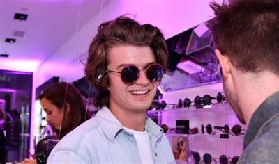 Joe Keery Teeth Before: What Happened to Stranger Things Cast?