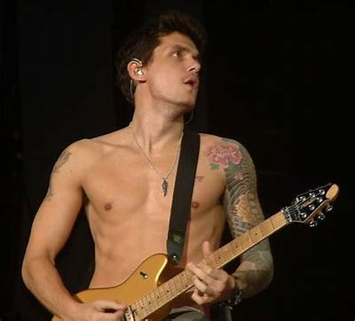John Mayer: Dating, Net Worth, Tattoos, Smoking & Body Facts