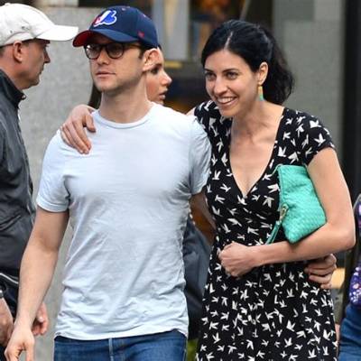 Joseph Gordon-Levitt: Wife, Net Worth, Tattoos, Smoking & Body Facts