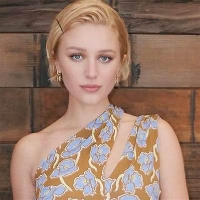 Julia Schlaepfer Age, Wiki, Height, Boyfriend, Birthday, Instagram Pics