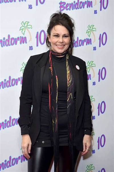 Julie Graham Bio, Age, Height, Teeth, Husband, Kids, Net Worth and Tv Shows