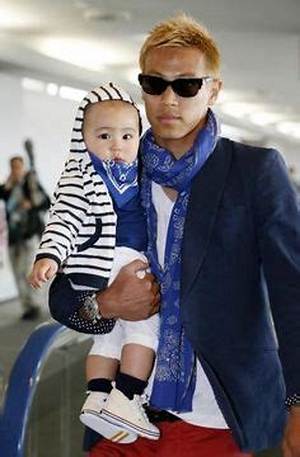 Keisuke Honda: Wife, Net Worth, Tattoos, Smoking & Body Facts