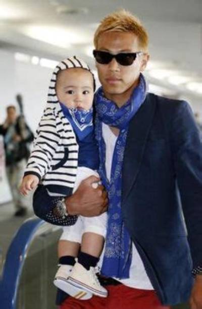 Keisuke Honda: Wife, Net Worth, Tattoos, Smoking & Body Facts