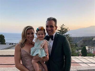 Lana Gomez Bio – Age, Family & Facts About Sebastian Maniscalco’s Wife