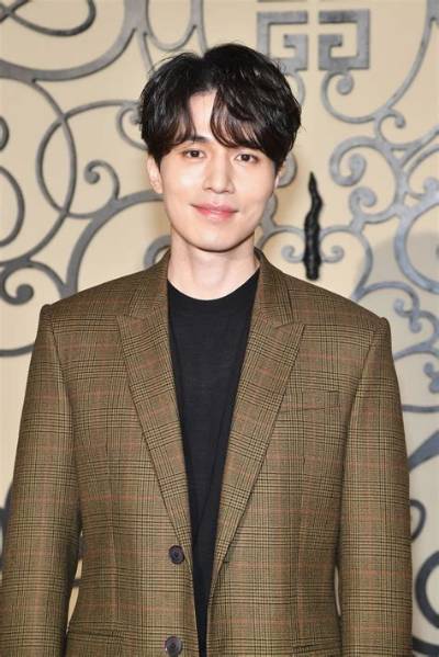 Lee Dong Wook Bio, Wiki, Age, Height, Education, Wife, Family, Career and Net Worth