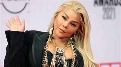 Lil’ Kim Bio, Wiki, Age, Height, Husband, Daughter, Lighters Up, Songs and Net Worth