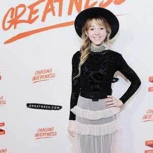 Lindsey Stirling Biography, Facts, Dating, Married, Husband, Net Worth, Religion, Age, Wiki, Family, Songs, Albums, Tour, Awards, Violin, Concert