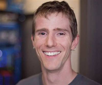 Linus Sebastian: Wife, Net Worth, Tattoos, Smoking & Body Facts