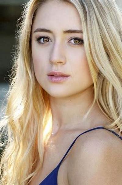 Lizze Broadway Height, Birthday, Age, Wiki, Biography, Net Worth, Birthday, Ethnicity