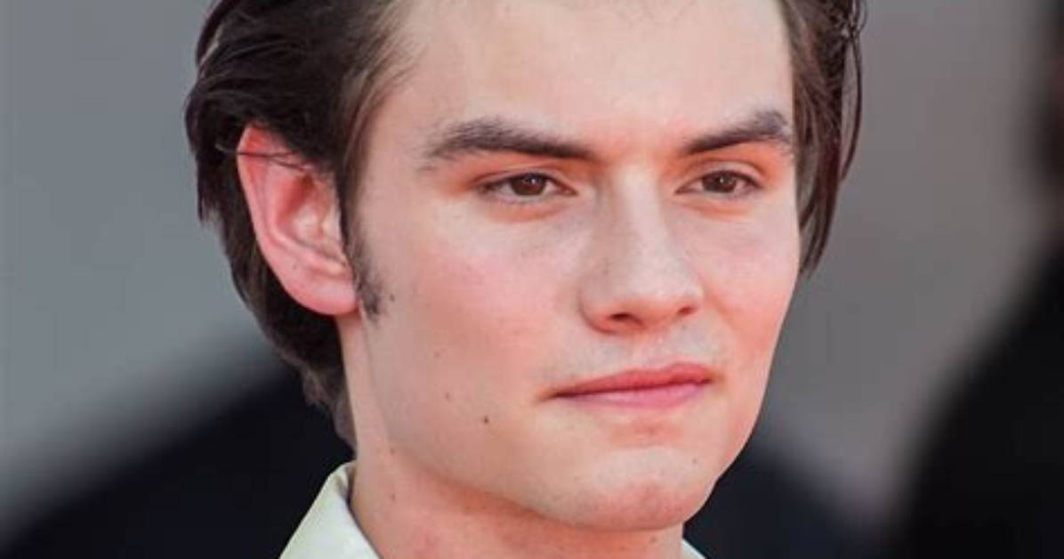 Louis Partridge Wikipedia, Biography, Height, Age, Girlfriend, Parents Instagram