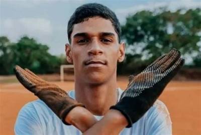Luva De Pedreiro Football Influencer Viral on Tiktok and Instagram