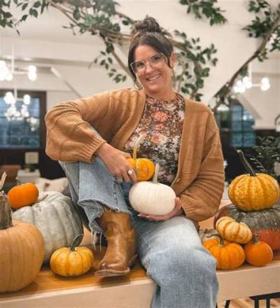 Lyndsay Lamb Bio, Wiki, Age, Family, Husband, Unsellable Houses, and Net Worth