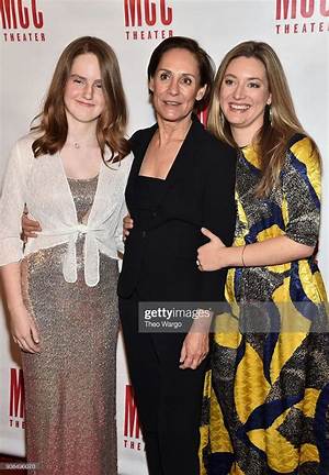 Mae Akins Roth (Laurie Metcalf’s Daughter) Bio, Wiki, Age, Height, Dating, and Net Worth
