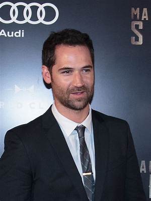 Manuel Garcia-Rulfo Bio, Wiki, Age, Height, Family, Wife, Magnificent Seven, Movies, and Net Worth.