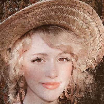 Mckenna Kaelin (Cozykitsune) Bio, Age, Wiki, Net Worth, Height, Boyfriend?