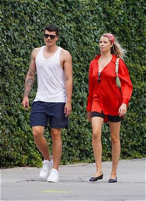 Meet Julian Herrera on Instagram – Hailey Clauson Boyfriend Details Explored