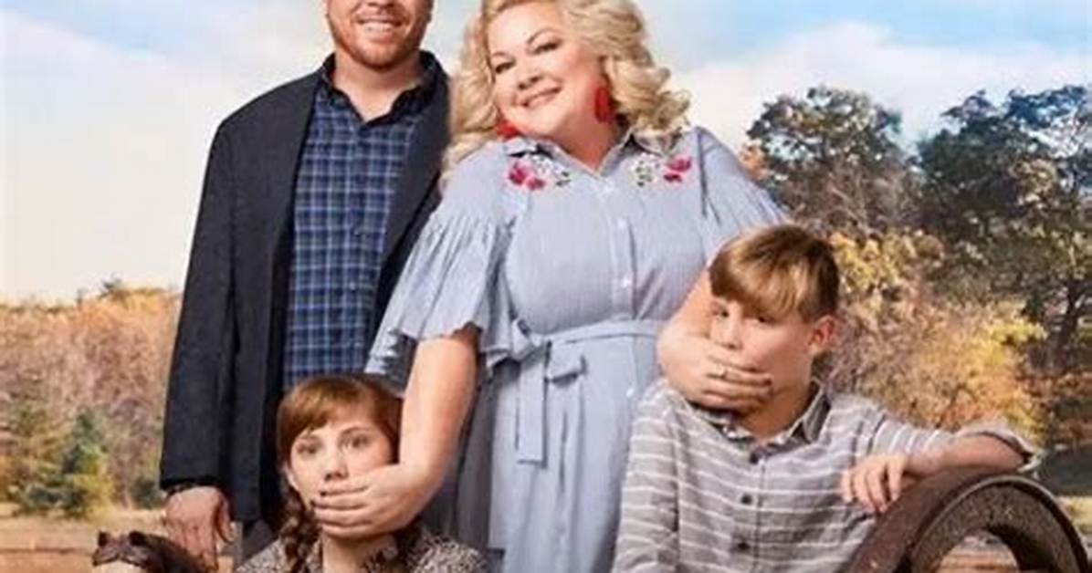 Melissa Radke Wiki Biography: Age, Birthday, Husband, Net Worth, Book, Singing, Podcast, Instagram & More