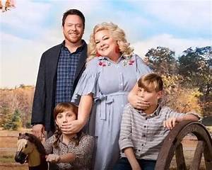 Melissa Radke Wiki Biography: Age, Birthday, Husband, Net Worth, Book, Singing, Podcast, Instagram & More