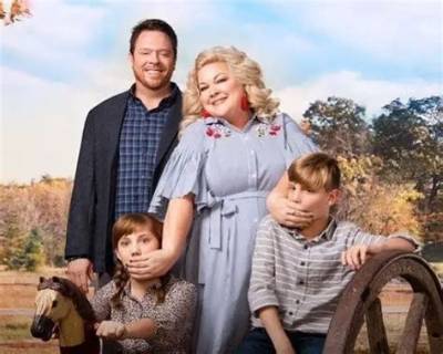 Melissa Radke Wiki Biography: Age, Birthday, Husband, Net Worth, Book, Singing, Podcast, Instagram & More