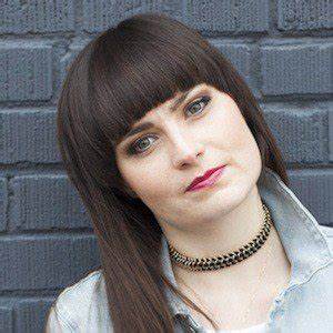 Molly Burke Bio- Age, Height, Book, Net Worth, Dating, Youtube