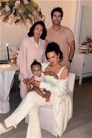 Natalie Halcro Husband, Fiance, Siblings, Height, Child, Net Worth, Young, Pregnant, Wiki, Bio