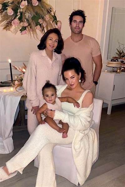 Natalie Halcro Husband, Fiance, Siblings, Height, Child, Net Worth, Young, Pregnant, Wiki, Bio