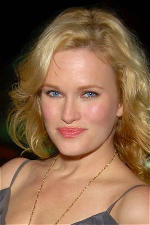 Nicholle Tom Bio, Wiki, Age, Height, Family, Husband, Movies, and Net Worth.