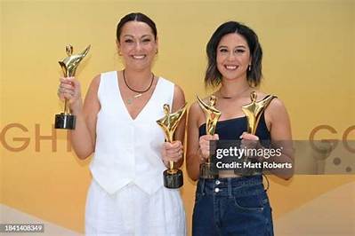 Nina Oyama Partner: Does the Openly Bisexual Comedian Have a Girlfriend?