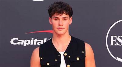 Noah Beck Sexuality: Is He Gay? Why Is His Hairstyle Trending on the Internet?