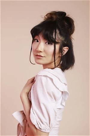 Poppy Liu I: Age, Birthday, Height, Net Worth, Wiki, Biography, Sister, Lucy Liu, Parents, Dating, Queer