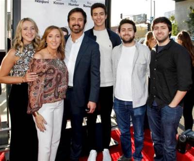 Ray Romano: Wife, Net Worth, Tattoos, Smoking & Body Facts