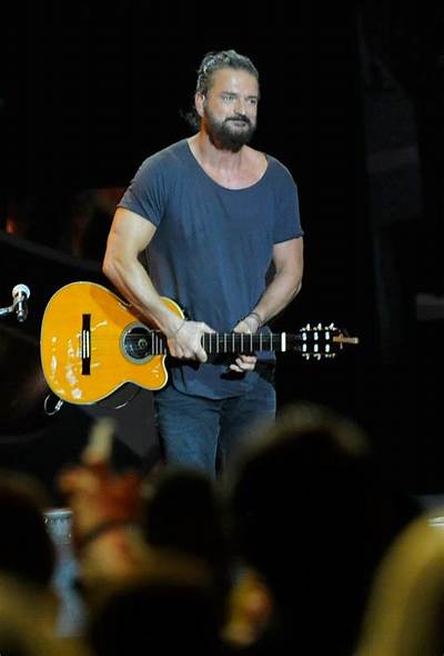 Ricardo Arjona Bio, Wiki, Age, Height, Family, Wife, Kids, Songs, and Net Worth