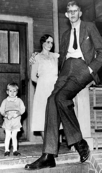Robert Wadlow: Height, Shoe Size & Death of the World’s Tallest Man Ever