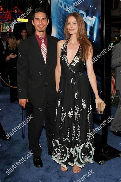 Saffron Burrows: Husband, Net Worth, Tattoos, Smoking & Body Measurements